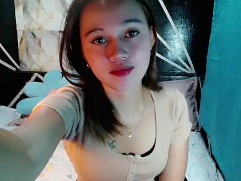 Snapshot of urgirl_mikah chatting on 12.04.25 urgirl mikah online show from 12.04.25