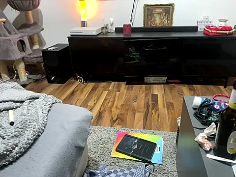 Snapshot of RedLayla chatting on 10.07.25 RedLayla online show from 10.07.25