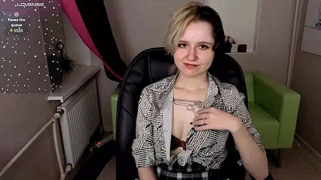 Snapshot of girl_next_doorr chatting on 10.11.25 girl next doorr online show from 10.11.25