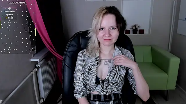 Snapshot of girl_next_doorr chatting on 10.23.25 girl next doorr online show from 10.23.25
