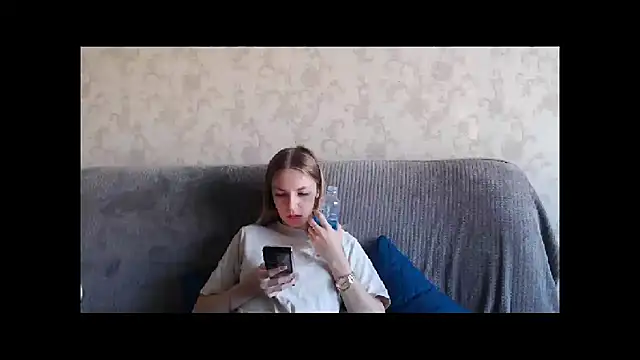 Snapshot of HitGyrl chatting on 09.20.25 HitGyrl online show from 09.20.25