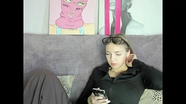 Snapshot of HitGyrl chatting on 09.28.25 HitGyrl online show from 09.28.25