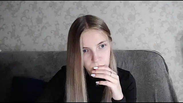 Snapshot of HitGyrl chatting on 10.07.25 HitGyrl online show from 10.07.25
