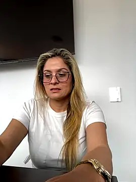 Snapshot of linda-mature43 chatting on 10.18.25 linda-mature43 online show from 10.18.25