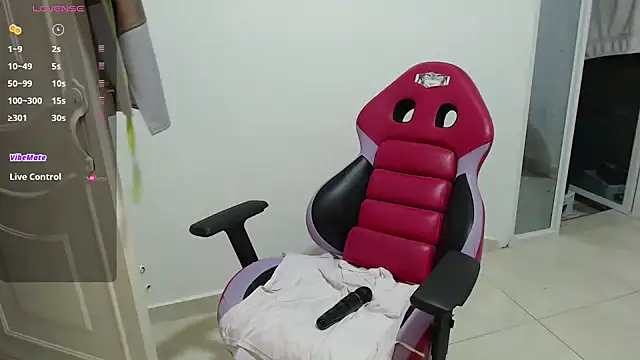 Snapshot of nice_oussy chatting on 10.04.25 nice oussy online show from 10.04.25