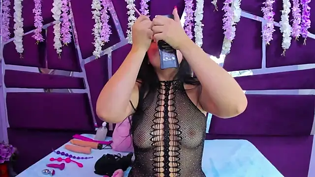 Mia Sweet 20 online show from 11.26.25