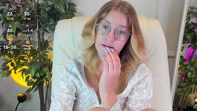Snapshot of Nerissa_xo chatting on 10.04.25 Nerissa xo online show from 10.04.25