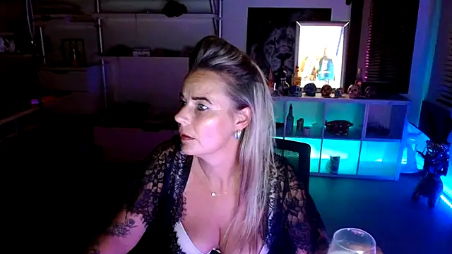 Snapshot of Mrs-Aurora chatting on 10.08.25 Mrs-Aurora online show from 10.08.25