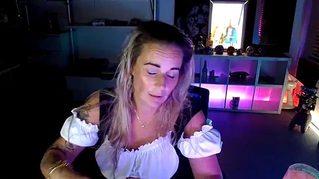 Snapshot of Mrs-Aurora chatting on 10.10.25 Mrs-Aurora online show from 10.10.25