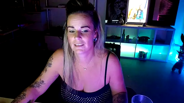 Snapshot of Mrs-Aurora chatting on 10.16.25 Mrs-Aurora online show from 10.16.25