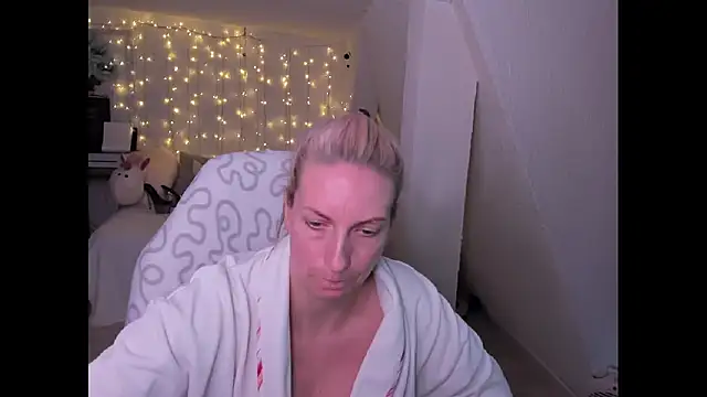 SexyJulia21 online show from 12.14.24