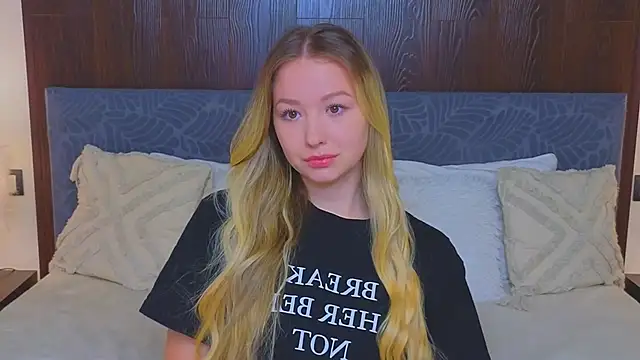 Snapshot of LeeAmy chatting on 10.02.25 LeeAmy online show from 10.02.25