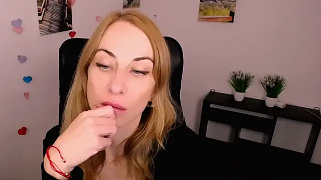 Snapshot of Create_your_own_sun chatting on 10.05.25 Create your own sun online show from 10.05.25