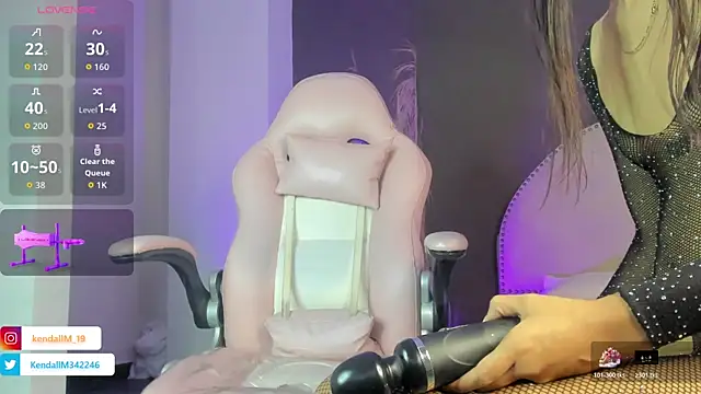 Snapshot of _Kendall_19 chatting on 11.06.25 Kendall 19 online show from 11.06.25