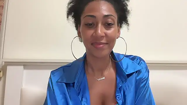 Snapshot of Vaylisse chatting on 10.28.25 Vaylisse online show from 10.28.25