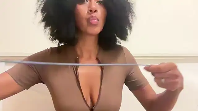 Snapshot of Vaylisse chatting on 11.02.25 Vaylisse online show from 11.02.25