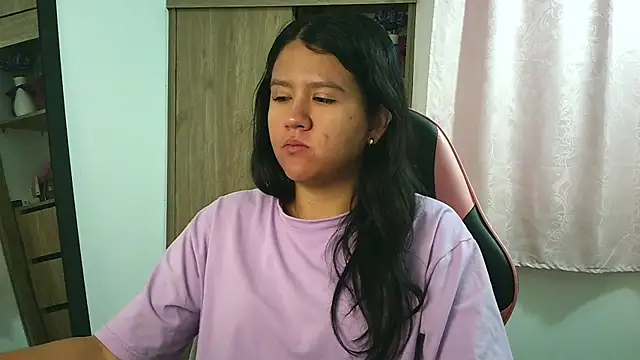 Oliviawatson1 online show from 11.25.25