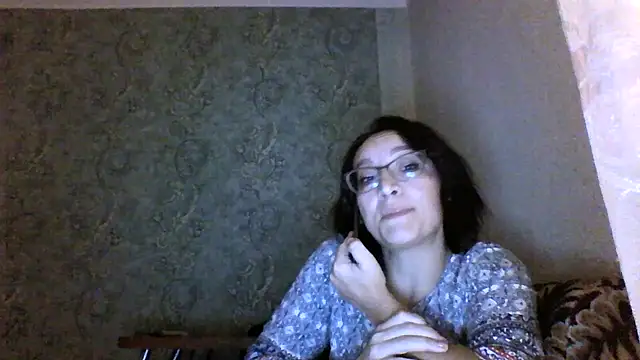 Snapshot of Moon_Janis chatting on 11.04.25 Moon Janis online show from 11.04.25