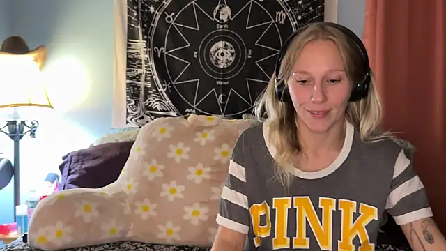 Snapshot of onlysunidreamss chatting on 10.11.25 onlysunidreamss online show from 10.11.25