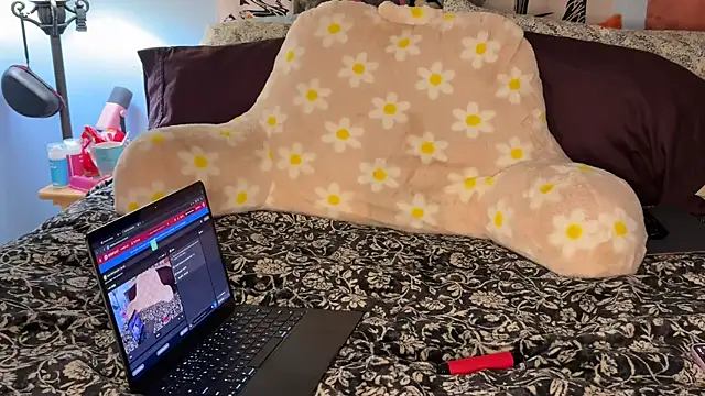 Snapshot of onlysunidreamss chatting on 11.18.25 onlysunidreamss online show from 11.18.25