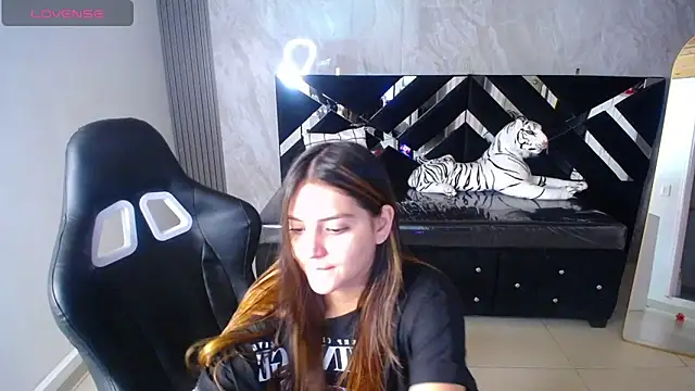 Snapshot of emily_cooper_t chatting on 09.17.25 emily cooper t online show from 09.17.25