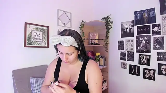 Snapshot of Lana_Herondale chatting on 10.30.25 Lana Herondale online show from 10.30.25