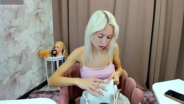 cute luucy online show from 10.10.25