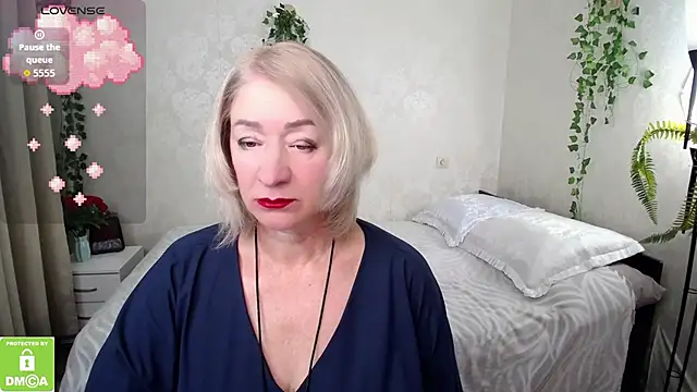 Snapshot of hunters_woman chatting on 10.14.25 hunters woman online show from 10.14.25