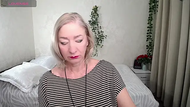 Snapshot of hunters_woman chatting on 11.29.25 hunters woman online show from 11.29.25