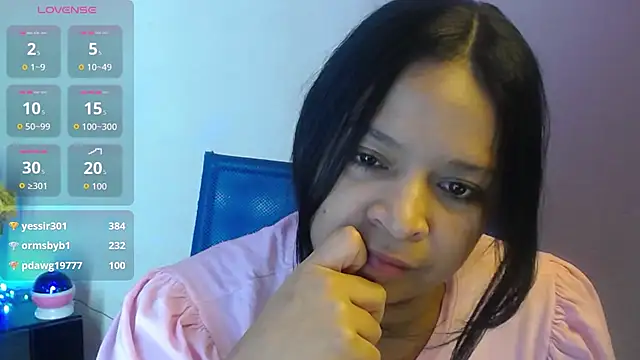 Snapshot of Sara_cute92 chatting on 10.17.25 Sara cute92 online show from 10.17.25