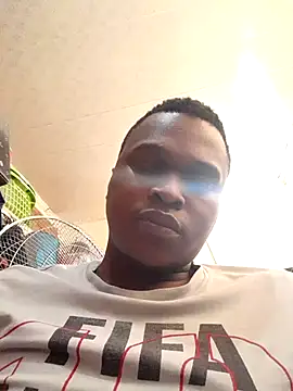 Snapshot of Moet_Chandon chatting on 09.25.25 Moet Chandon online show from 09.25.25