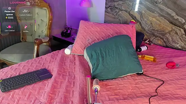 Snapshot of Brenda-maz chatting on 10.13.25 Brenda-maz online show from 10.13.25