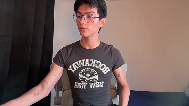 Snapshot of Angel_bunny2 chatting on 11.08.25 Angel bunny2 online show from 11.08.25