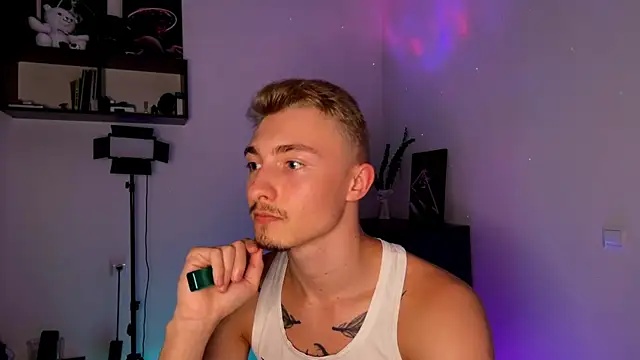 Artur  Skott online show from 10.13.25