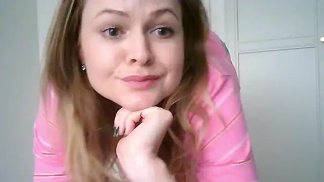 Snapshot of Ginger-bb chatting on 10.27.25 Ginger-bb online show from 10.27.25