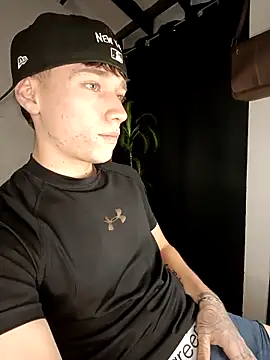 Snapshot of Logan_sixxer chatting on 09.20.25 Logan sixxer online show from 09.20.25