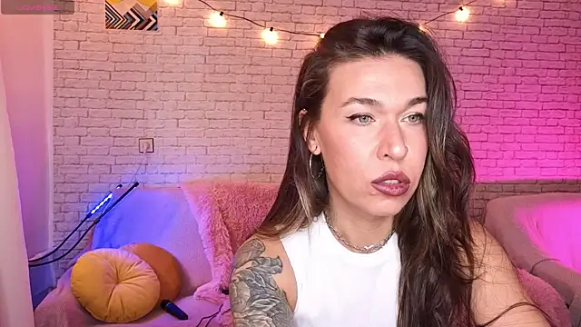 Snapshot of ReginaFoXXXy chatting on 10.20.25 ReginaFoXXXy online show from 10.20.25
