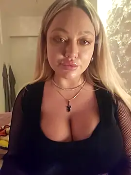 Snapshot of misstitmouseofficial chatting on 09.22.25 misstitmouseofficial online show from 09.22.25