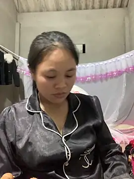 Snapshot of NhuFox chatting on 10.04.25 NhuFox online show from 10.04.25