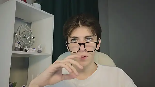 Snapshot of Oliver_Starboy chatting on 09.19.25 Oliver Starboy online show from 09.19.25