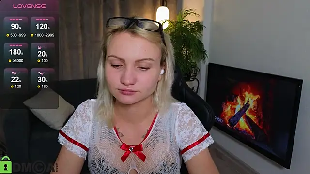 Snapshot of Cameronlovely_ chatting on 10.18.25 Cameronlovely online show from 10.18.25
