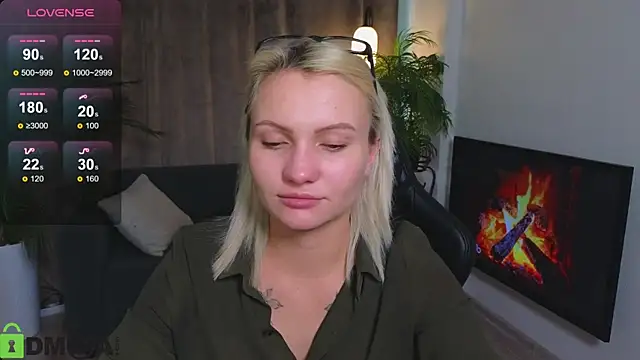 Snapshot of Cameronlovely_ chatting on 10.22.25 Cameronlovely online show from 10.22.25