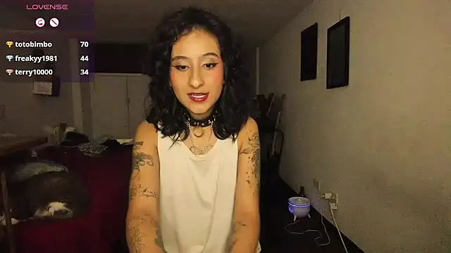 Snapshot of atenea_dragon__ chatting on 10.16.25 atenea dragon online show from 10.16.25