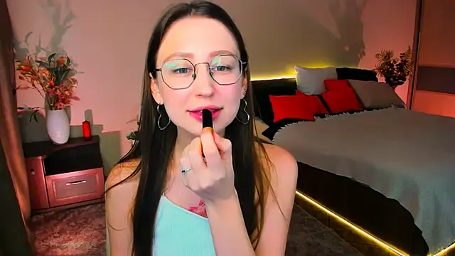 YourLovellyStory online show from 11.04.25