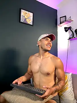 Snapshot of MarkSantozz chatting on 10.17.25 MarkSantozz online show from 10.17.25