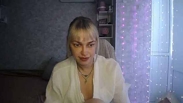 Snapshot of NickyAdamidi chatting on 09.11.25 NickyAdamidi online show from 09.11.25