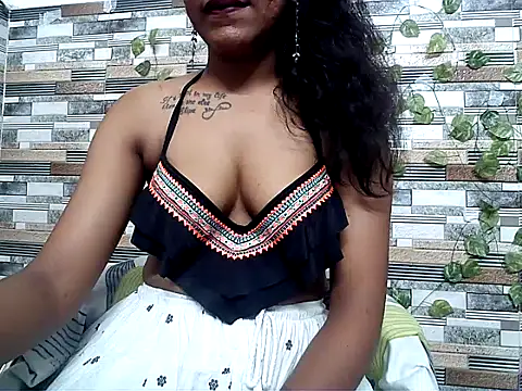 Snapshot of HOT_AARVI11 chatting on 10.14.25 HOT AARVI11 online show from 10.14.25