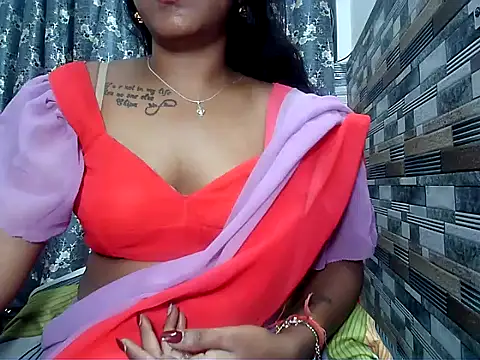Snapshot of HOT_AARVI11 chatting on 10.20.25 HOT AARVI11 online show from 10.20.25