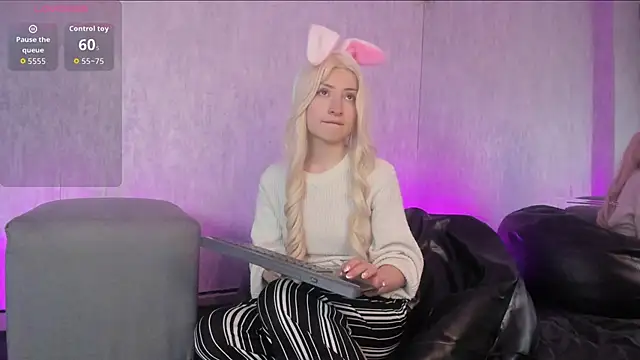 Snapshot of AriMonoban chatting on 11.11.25 AriMonoban online show from 11.11.25