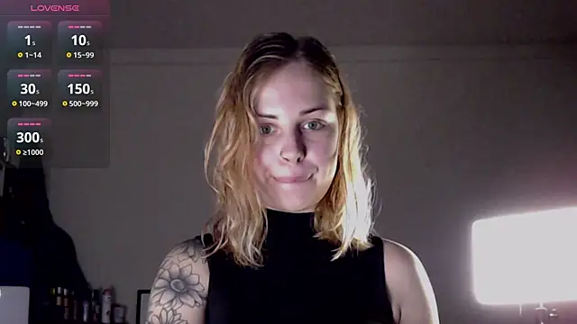 Snapshot of Alismoona chatting on 12.02.25 Alismoona online show from 12.02.25